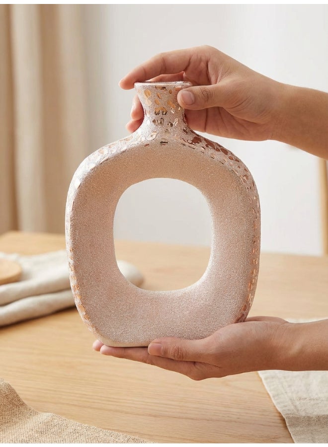 ايست من نون مزهرية سيراميك لترتيب الزهور الزخرفي، ارتفاع 25 سم | لون وردي ذهبي | تصميم فلورا إيتش | الحجم - 19x6.5x25.3 سم | مثالية لتزيين غرفة المعيشة أو مساحة المكتب. - Image 3